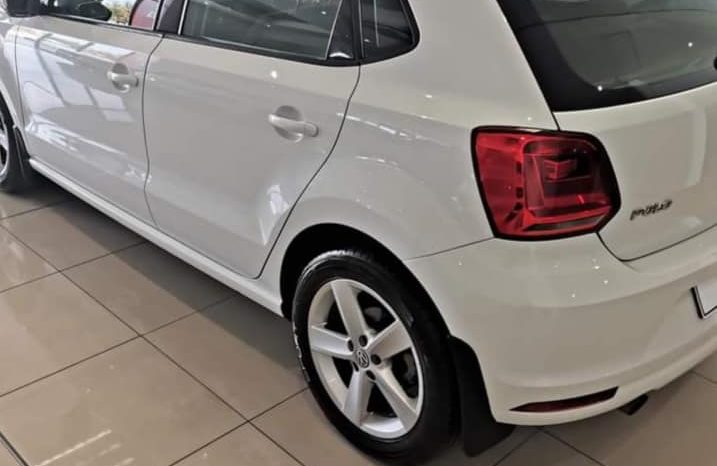 VOLKSWAGEN POLO 1.2 TSI MANUAL 2017 MODEL WHITE. full